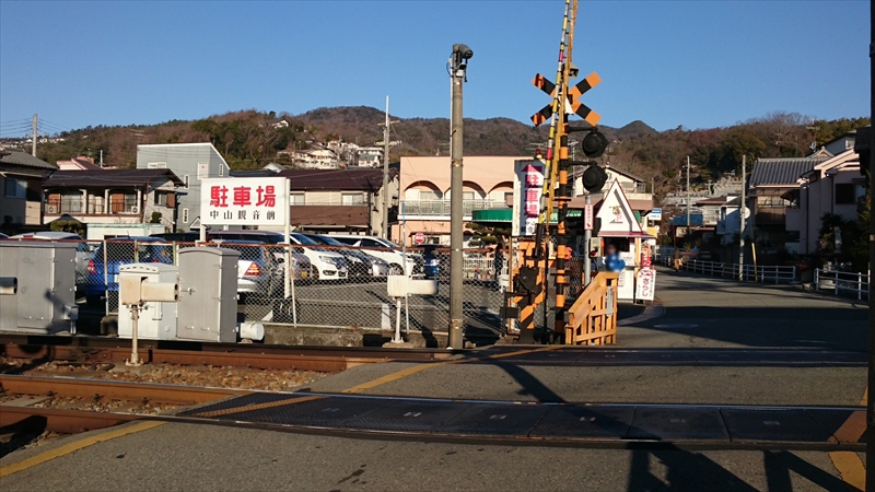 中山観音駅前駐車場