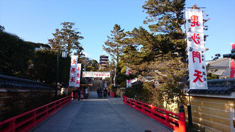 夕方の中山寺山門付近