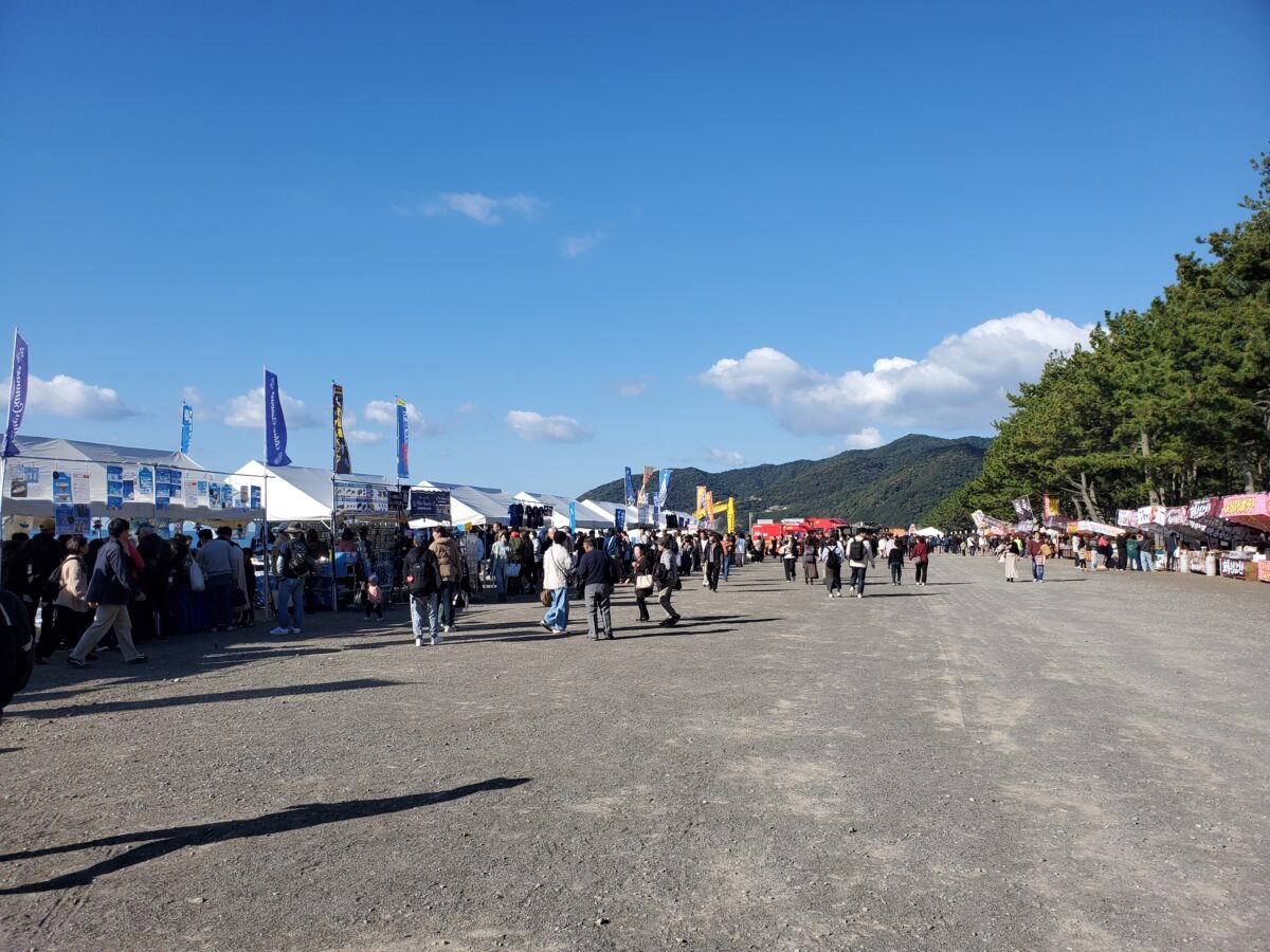 9:50ころの様子ブルーインパルス会場露店