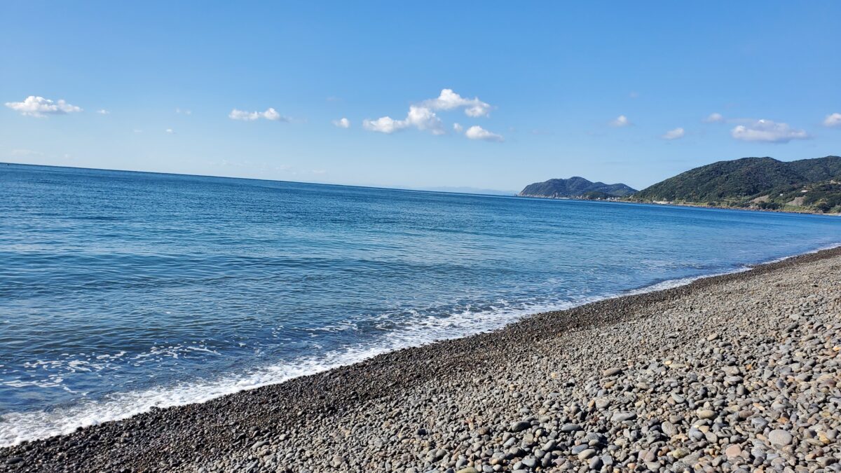 砂利が多い煙樹ヶ浜