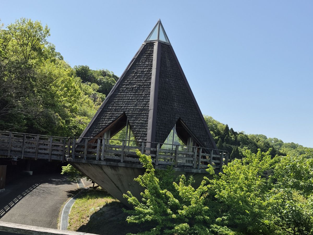 とんがり屋根が特徴のみはらし休憩所