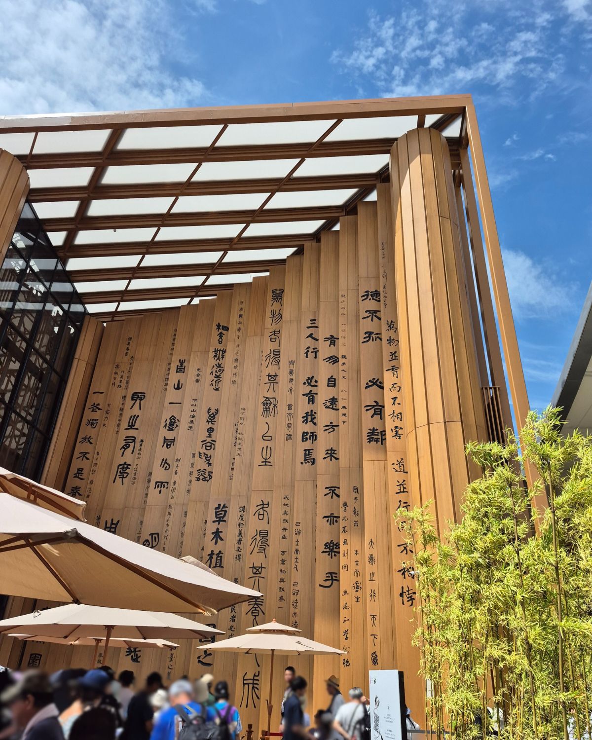 中国:壁に達筆、半分読めないな~